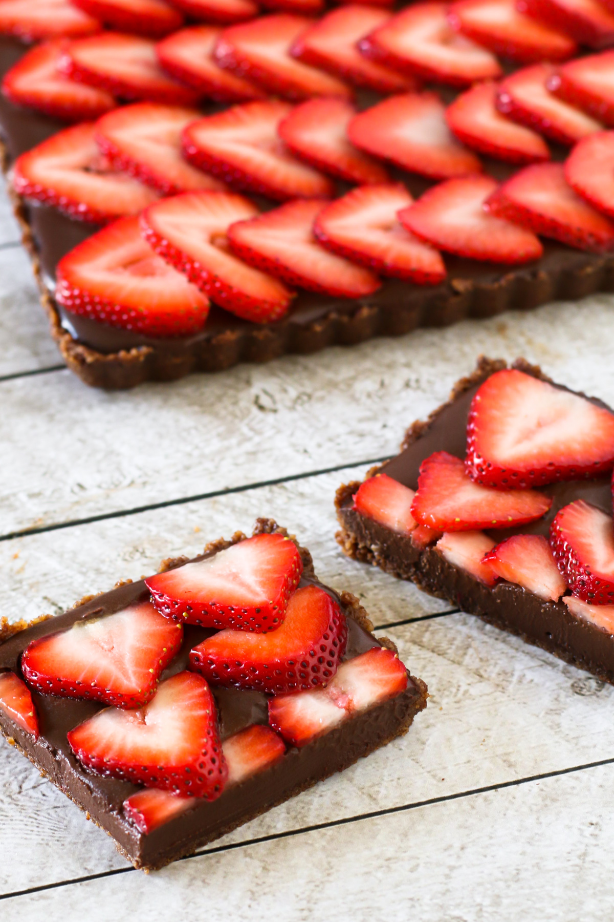 gluten free vegan no-bake strawberry chocolate tart - Sarah Bakes ...