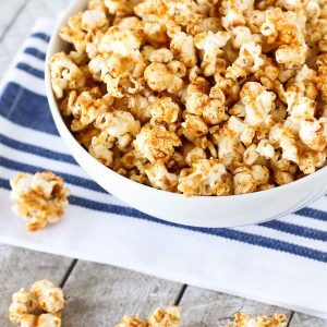 Smokey Maple Popcorn. Made with pure maple syrup, coconut oil and smokey spices, this popcorn is totally addicting!